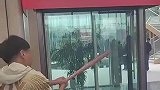 小伙这次拼了，吃奶的劲都用上了