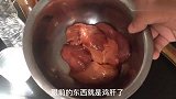 它2块钱一斤，用刀切一切，加料拌一拌，鲶鱼罗非鱼齐“报到”