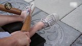 能踢断棒球棍、钢管的铁腿就是这么练的！