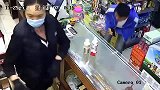 小卖部监控拍下，小伙“狸猫换太子”，这手速一看就是惯犯