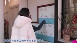 王鸥参观黄雅莉的家，发现了王源留下的签名，这写的是“王鸥”吧