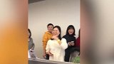 硬核老板！上海某公司老板举着二维码发红包 现场堪比演唱会排队