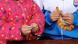 向往的童趣：姐姐帮妹妹把糖果打开