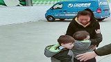混血双胞胎一回到国内，舅舅和舅妈疼爱不得了，真不愧是亲外甥