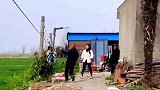 爷爷给小孙女装了个高空滑轮