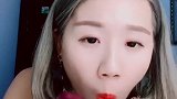 吃冰小姐姐，这次吃红绿玻璃柱冰块，吃得太香了