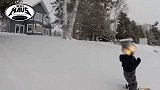 综合-16年-加拿大两岁萌娃逆天滑雪技术 男孩爱滑雪更爱吃雪-新闻