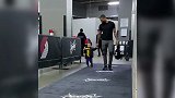 NBA萌宝天团再添一人！利拉德儿子一脸懵圈被父亲带入球馆