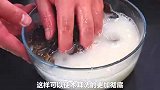 把鸡蛋淋入木耳里，出锅没想到这么好吃，营养美味，好吃又下饭