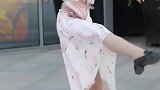 杭州街拍，小姐姐一定练过武术，最后的动作也太可爱了吧！
