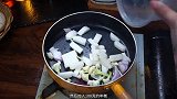 年糕的家常做法，百吃不腻的酸辣年糕汤，清爽开胃