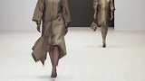 时尚走秀：外国地下走秀，里面的模特真大胆，也不知道观众在干嘛
