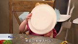 五胞胎老三黑兹尔吃东西超豪气，直接端起盘子干了！