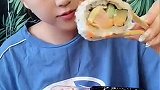吃寿司自备鱼籽，一看这个妹子吃东西就很讲究