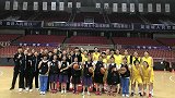 WCBA上演温情一刻 女篮姑娘与聋人女子篮球队亲密互动