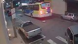 巴西：死里逃生！5岁男孩车祸中被甩出汽车，险遭公交车碾压