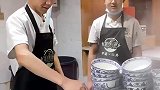 据说面甩的越高越好吃，拉面师傅这一甩，徒弟是一百个佩服啊