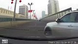 这样超车简直就是“谋杀”，真是伤敌八百自损一千
