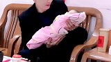 公公婆婆抢着带娃