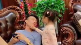 爸爸出差刚回来，小情人就各种的秀恩爱，看的妈妈都要吃醋了