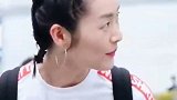 刘雯头扎两个小辫子，可爱十足