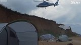 乌克兰：一架直升机把海滩上的露营设施吹飞，男孩险被遮阳伞砸中