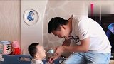 妈妈不在家，爸爸这样给孩子喂水，这爸爸是亲生的吗，厉害了