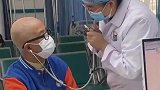 听诊器的另类用法，担心老人听不清，护士用听诊器沟通