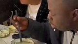 黑人第一次来中国，和朋友吃饭用筷子，自己生气竟变成笑话！