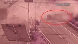 曲陆高速：低头看了眼导航，下一秒前车直接被撞飞掀翻