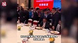曹德旺参加企业家晚宴，身后觥筹交错，他认真吃饭