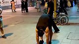 男子街头练花式腹肌盘，这力量控制太酷了