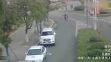 监控实拍女司机这样开车门下车，简直就是“谋杀”！