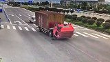 浙江一货车急刹致车头呈90°翻折 网友：给您鞠躬啦