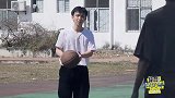 王俊凯刘昊然和董子健金大川玩投篮，小凯毫无手感