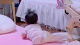 小宝宝躺着躺着突然翻身，妈妈都被吓到了，好萌！