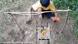农村小孩用一根胡萝卜做诱饵,抓到一只大白兔