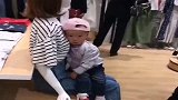 妈妈试衣服孩子不听话，放模特身上，孩子一动不敢动，太搞笑了