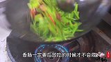 为什么饭店的蒜苔炒香肠那么好吃？看了大厨的做法，原来是这样做