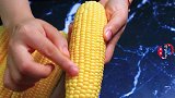水果玉米很难剥，原来有个“小机关”，左右一转，2分钟剥一盘