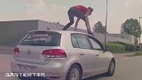 电影里汽车顶的戏都咋拍？老外演绎，原来都是这么耍帅的！