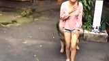 养的狗子看见女朋友，竟然有这样的操作，也是没谁了！