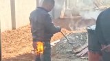 我很想跑出去告诉大叔一声，你屁股着火了