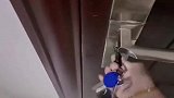 这是开门还是拧螺丝呢？回个家也太费手了