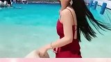 马尔代夫海边偶遇红裙小姐姐，一袭红裙性感火热，是我女友就好了