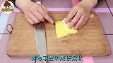 把柚子皮扔到花盆中，花儿蹭蹭疯长，叶片绿油油