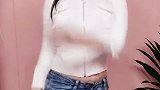 牛仔裤美女跳迪丽热巴的舞，很知性的美女