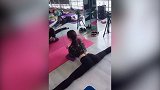 女健身教练程度果然不一样!狂秀一字马这身材太无敌