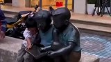 萌娃和雕像一起看书，走近一看哭笑不得！