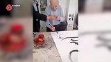 94岁“阎王爷”刘江近况曝光，低头练习毛笔字，精神矍铄